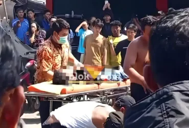 Warga bersama petugas medis saat mengevakuasi korban tewas akibat Lakalantas beruntun di Jalan Raya Banyuwangi-Jember, Kecamatan Gambiran, Banyuwangi, Jumat (03/07/2026) (foto: Blok-a.com/Kuryanto)