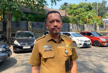 Plh Kepala DLH Kota Malang, Gamaliel Raymond Matondang saat diwawancarai awak media (blok-a.com / Bob Bimantara)