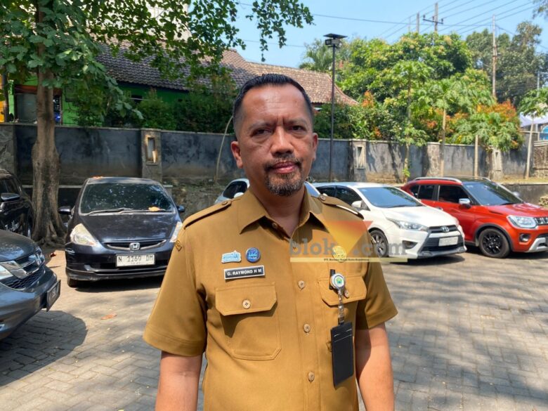 Plh Kepala DLH Kota Malang, Gamaliel Raymond Matondang saat diwawancarai awak media (blok-a.com / Bob Bimantara)