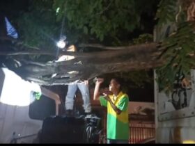 Caption : Polisi dibantu warga saat melakukan pemotongan pohon pada bagian depan kendaraan, Sabtu (11/07/2026)(blok-a.com/Kuryanto).
