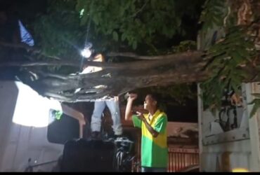Caption : Polisi dibantu warga saat melakukan pemotongan pohon pada bagian depan kendaraan, Sabtu (11/07/2026)(blok-a.com/Kuryanto).