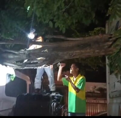 Caption : Polisi dibantu warga saat melakukan pemotongan pohon pada bagian depan kendaraan, Sabtu (11/07/2026)(blok-a.com/Kuryanto).