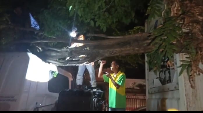 Caption : Polisi dibantu warga saat melakukan pemotongan pohon pada bagian depan kendaraan, Sabtu (11/07/2026)(blok-a.com/Kuryanto).