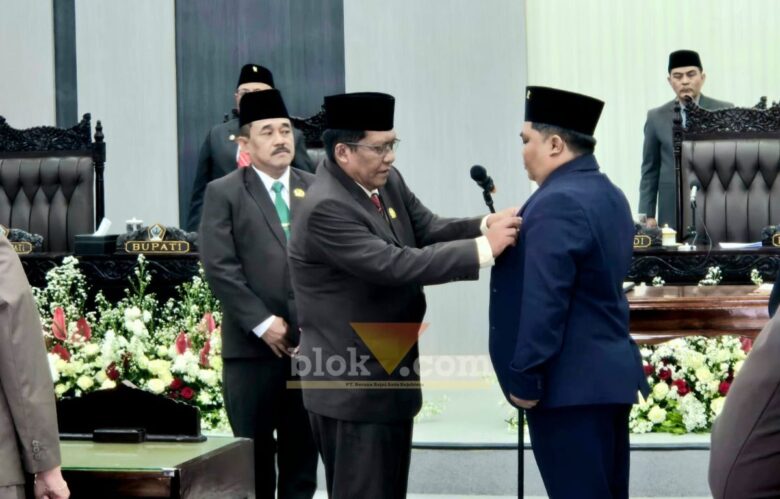 Hendi Budi Yuantoro dilantik sebagai anggota DPRD Kabupaten Blitar melalui mekanisme Pergantian Antar Waktu (PAW) (foto: Blok-a.com/Fajar)