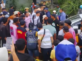 Kerumunan warga saat menangkap pencuri tas di Kembangbelor, Pacet (foto: blok-a.com/Syahrul Wijaya)