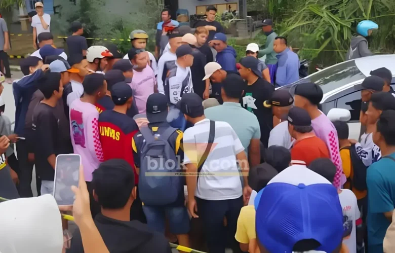 Kerumunan warga saat menangkap pencuri tas di Kembangbelor, Pacet (foto: blok-a.com/Syahrul Wijaya)