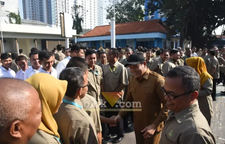 Bupati Sidoarjo Subandi saat kegiatan apel akbar peringatan HUT ke-48 Perum Delta Tirta Sidoarjo, Senin (6/7/2026) (foto: Blok-a.com/Fahmi)