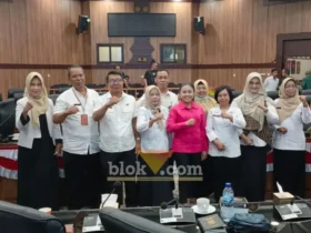 Foto bersama anggota DPRD kota Mojokerto dengan kepala sekolah SMPN se-kota Mojokerto usai rapat dengar pendapat terkait aduan masyarakat (foto: blok-a.com/Syahrul Wijaya)