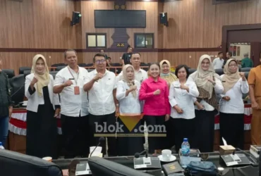 Foto bersama anggota DPRD kota Mojokerto dengan kepala sekolah SMPN se-kota Mojokerto usai rapat dengar pendapat terkait aduan masyarakat (foto: blok-a.com/Syahrul Wijaya)