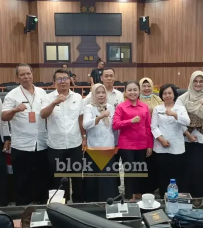 Foto bersama anggota DPRD kota Mojokerto dengan kepala sekolah SMPN se-kota Mojokerto usai rapat dengar pendapat terkait aduan masyarakat (foto: blok-a.com/Syahrul Wijaya)