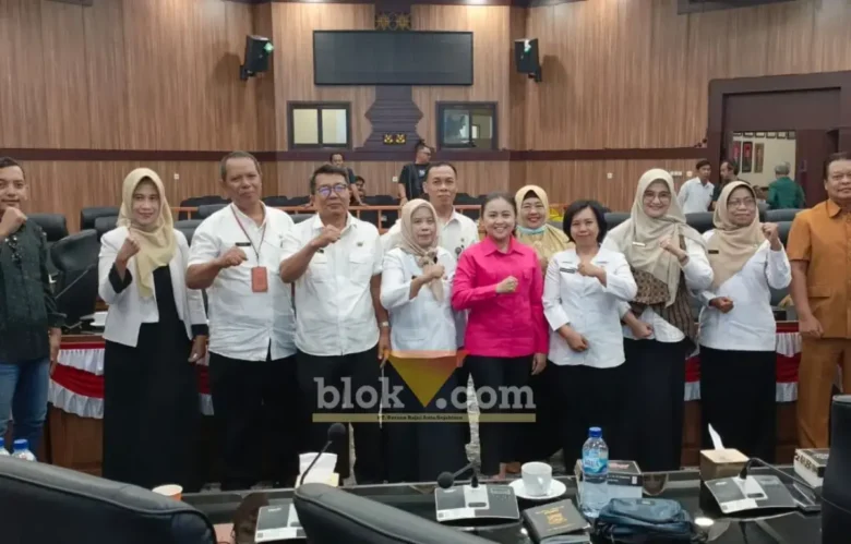 Foto bersama anggota DPRD kota Mojokerto dengan kepala sekolah SMPN se-kota Mojokerto usai rapat dengar pendapat terkait aduan masyarakat (foto: blok-a.com/Syahrul Wijaya)