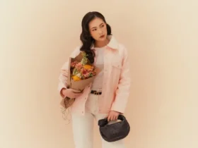 Ilustrasi wanita memakai jaket (foto: dok. Bonsoir)
