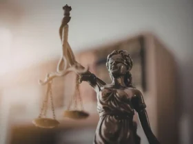 Simbol keadilan, wanita dengan penutup mata membawa timbangan