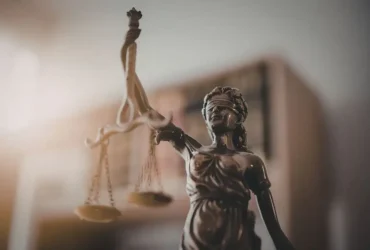 Simbol keadilan, wanita dengan penutup mata membawa timbangan