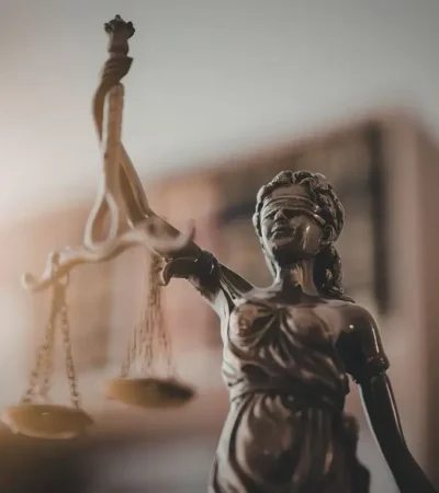 Simbol keadilan, wanita dengan penutup mata membawa timbangan