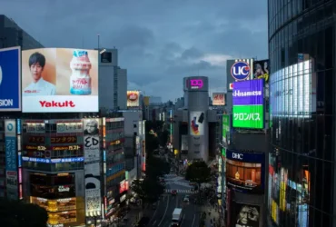 Ilustrasi: papan iklan yang terpasang di area perkotaan