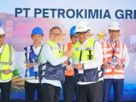 Menko Bidang Pangan Zulkifli Hasan menyerahkan penghargaan pelabuhan terbaik nasional kepada Direktur Utama Petrokimia Gresik, Daconi Khotob, dalam ajang GSPI (foto: Istimewa)