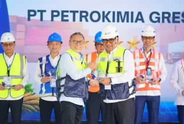 Menko Bidang Pangan Zulkifli Hasan menyerahkan penghargaan pelabuhan terbaik nasional kepada Direktur Utama Petrokimia Gresik, Daconi Khotob, dalam ajang GSPI (foto: Istimewa)