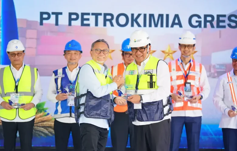 Menko Bidang Pangan Zulkifli Hasan menyerahkan penghargaan pelabuhan terbaik nasional kepada Direktur Utama Petrokimia Gresik, Daconi Khotob, dalam ajang GSPI (foto: Istimewa)