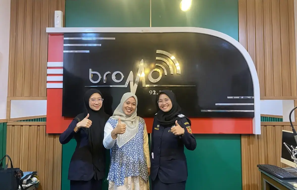 Penyiar Radio Bromo FM bersama narasumber, Dwi Rahayu Nandayani dan Umi Mar'atun Sholehah dari Kantor Bea Cukai Probolinggo (foto: istimewa)