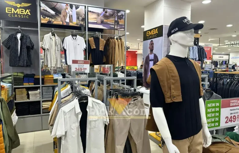 Outlet produk-produk EMBA di Malang Town Square (foto: Blok-a.com/Zulkaria Irawan)