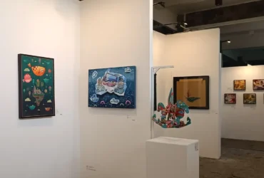 Beberapa karya terpajang di dinding ruang pameran Bromopedia (foto: dok: Bromopedia)