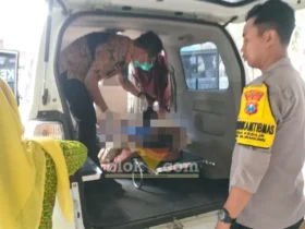Piket Lantas saat mengevakuasi jasad WM, korban lakalantas tunggal yang terjadi di Jalan Bok Putih, Kecamatan Siliragung, Rabu (09/07/2026) (foto: Blok-a.com/Kuryanto)
