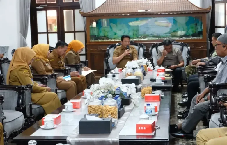 Pertemuan forum komunikasi antar pimpinan daerah bersama perwakilan Badan Eksekutif Mahasiswa (BEM) se-Kabupaten Sidoarjo di Pendopo Delta Wibawa, Selasa (7/7/2026) (foto: istimewa)