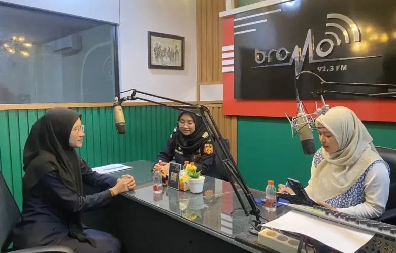 Siaran interaktif Bea Cukai Probolinggo di Studio Radio Bromo FM, Kamis (16/7/2026) (foto: istimewa)