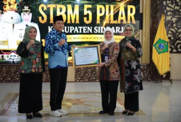 Bupati Sidoarjo, Subandi menerima verifikasi 5 STBM Pilar dari Kemenkes (foto: istimewa)