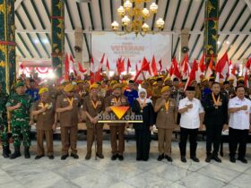 Gubernur Jawa Timur, Khofifah Indar Parawansa dalam kegiatan Pering Hari Veteran Nasional (blok-a.com / Yogga Ardiawan)