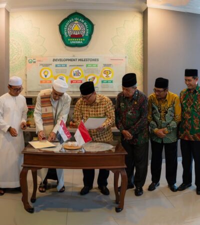Proses penandatanganan MoU UNISMA dan Tarim Islamic University Yaman. (Humas Unisma)