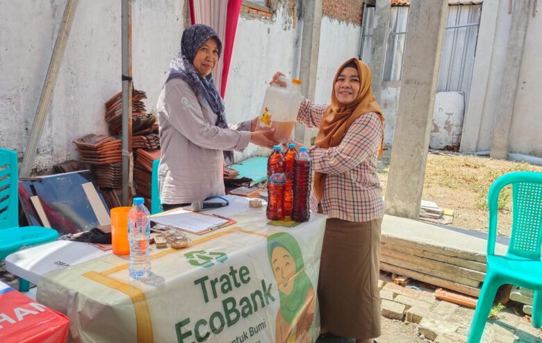 Teks foto tengah : Elvita Yuliati Wakil ketua komisi 1 DPRD kabupaten Gresik menunjukan minyak jelantah hasil pembelian dari warga di Bazar pasar murah KKMP Trate Gresik.(blok-a.com/ivan)