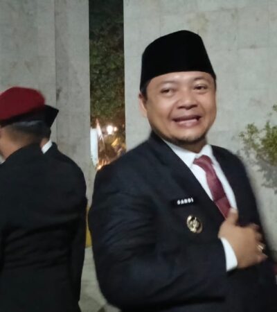 Teks: Wawali Mojokerto Dr. Rahman Sidharta Arisandi usai upacara malam renungan suci di taman makam pahlawan, Gajah Mada, kota Mojokerto.(blok-a.com/Syahrul Wijaya)