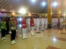72 Paskibraka Magetan yang dikukuhkan di Pendopo Surya Graha, Jumat malam (14/8/2026) (foto: Blok-a.com/Nanda Bagoes)
