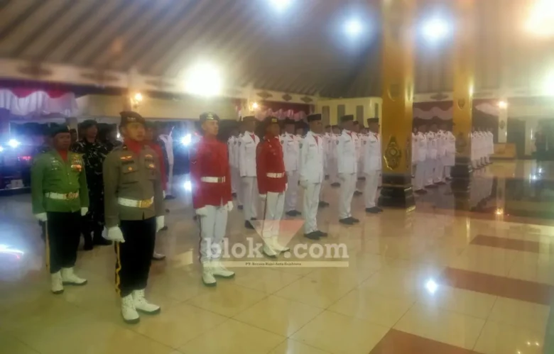 72 Paskibraka Magetan yang dikukuhkan di Pendopo Surya Graha, Jumat malam (14/8/2026) (foto: Blok-a.com/Nanda Bagoes)