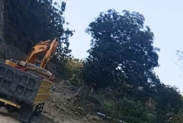 Teks: Tampak excavator dan mobil dumptruk sedang aktivitas di lokasi galian C desa Katemas, Kudu, Jombang.(blm k-a.com/Syahrul Wijaya)