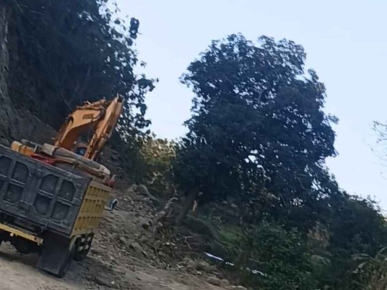Teks: Tampak excavator dan mobil dumptruk sedang aktivitas di lokasi galian C desa Katemas, Kudu, Jombang.(blm k-a.com/Syahrul Wijaya)