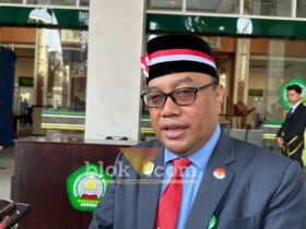 Rektor Unisma, Prof Junaidi saat diwawancarai seusai Upacara Hari Kemerdekaan Indonesi ke-81. (blok-a.com/ M Berril Labiq)