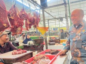 Kepala Diskopindag Kota Malang, Eko Sri Yuliadi saat meninjau harga daging sapi di Pasar Bunul (blok-a.com / Yogga Ardiawan)