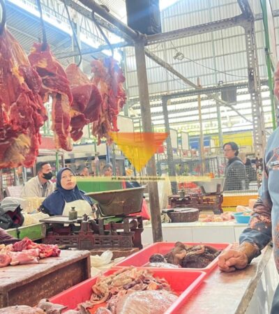 Kepala Diskopindag Kota Malang, Eko Sri Yuliadi saat meninjau harga daging sapi di Pasar Bunul (blok-a.com / Yogga Ardiawan)