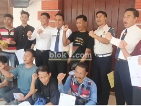 9 Orang narapidana yang mendapatkan remisi langsung bebas foto bersama Kalapas dan pejabat lapas (foto: blok-a.com/Syahrul Wijaya)