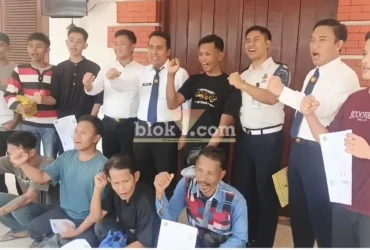 9 Orang narapidana yang mendapatkan remisi langsung bebas foto bersama Kalapas dan pejabat lapas (foto: blok-a.com/Syahrul Wijaya)