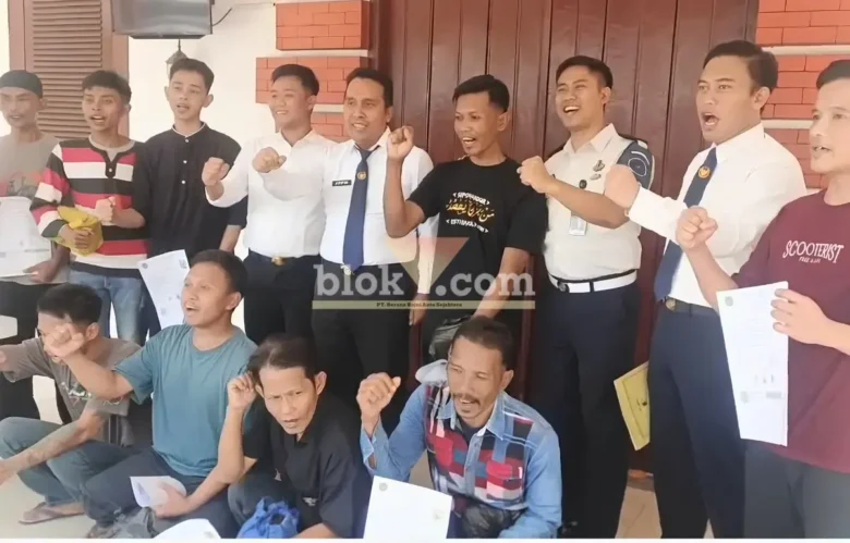 9 Orang narapidana yang mendapatkan remisi langsung bebas foto bersama Kalapas dan pejabat lapas (foto: blok-a.com/Syahrul Wijaya)