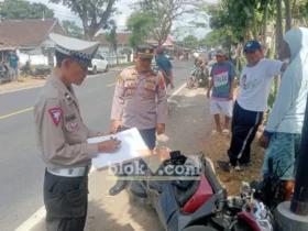 AKP Eko Darmawan bersama Kanit lantas Polsek Wongsorejo, saat lakukan olah TKP lakalantas truk kontra motor yang terjadi diwilayahnya yang mengakibatkan satu korban tewas ditempat, Rabu (05/08/2026) (foto: Blok-a.com/Kuryanto)