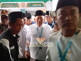 Abdul Hakim Mahfudz atau Gus Kikin berjalan menuju pintu keluar aula Muktamar (foto: blok-a.com/Syahrul Wijaya)