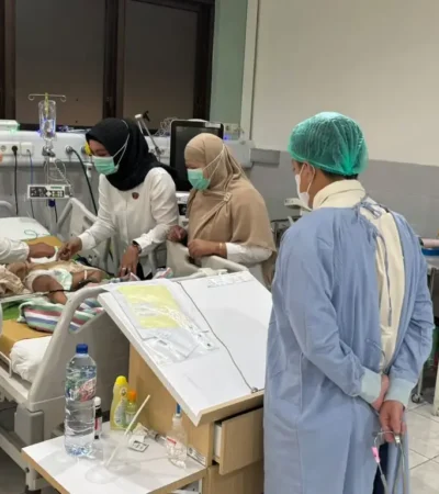 Anak 3 tahun yang kritis karena diduga dianiaya, sedang memperoleh perawatan di RSSA Kota Malang (foto: Polresta Malang Kota)