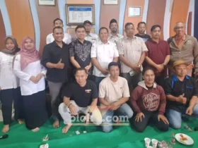 Anggota Bawaslu Kabupaten Mojokerto foto bersama anggota PWI Mojokerto usai kunjungan dalam rangka konsolidasi Demokrasi (foto: Blok-a.com/Syahrul Wijaya)
