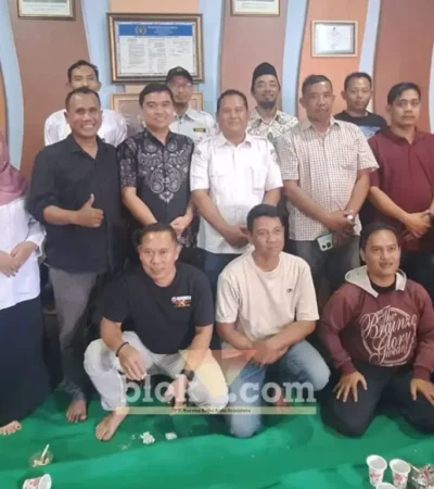 Anggota Bawaslu Kabupaten Mojokerto foto bersama anggota PWI Mojokerto usai kunjungan dalam rangka konsolidasi Demokrasi (foto: Blok-a.com/Syahrul Wijaya)