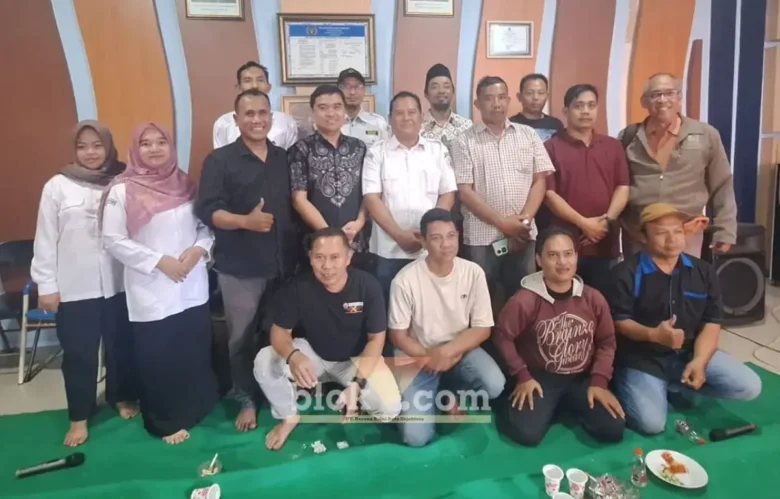 Anggota Bawaslu Kabupaten Mojokerto foto bersama anggota PWI Mojokerto usai kunjungan dalam rangka konsolidasi Demokrasi (foto: Blok-a.com/Syahrul Wijaya)